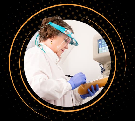 Profesional sanitaria de BioLife trabajando junto a una máquina de plasmaféresis.